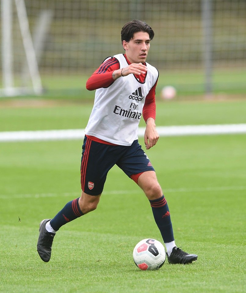 Эктор форт. Хектор Беллерин Арсенал 2021. Эктор Бельерин Арсенал. Bellerin 2014. Эктор Беллерин FIFA 22.